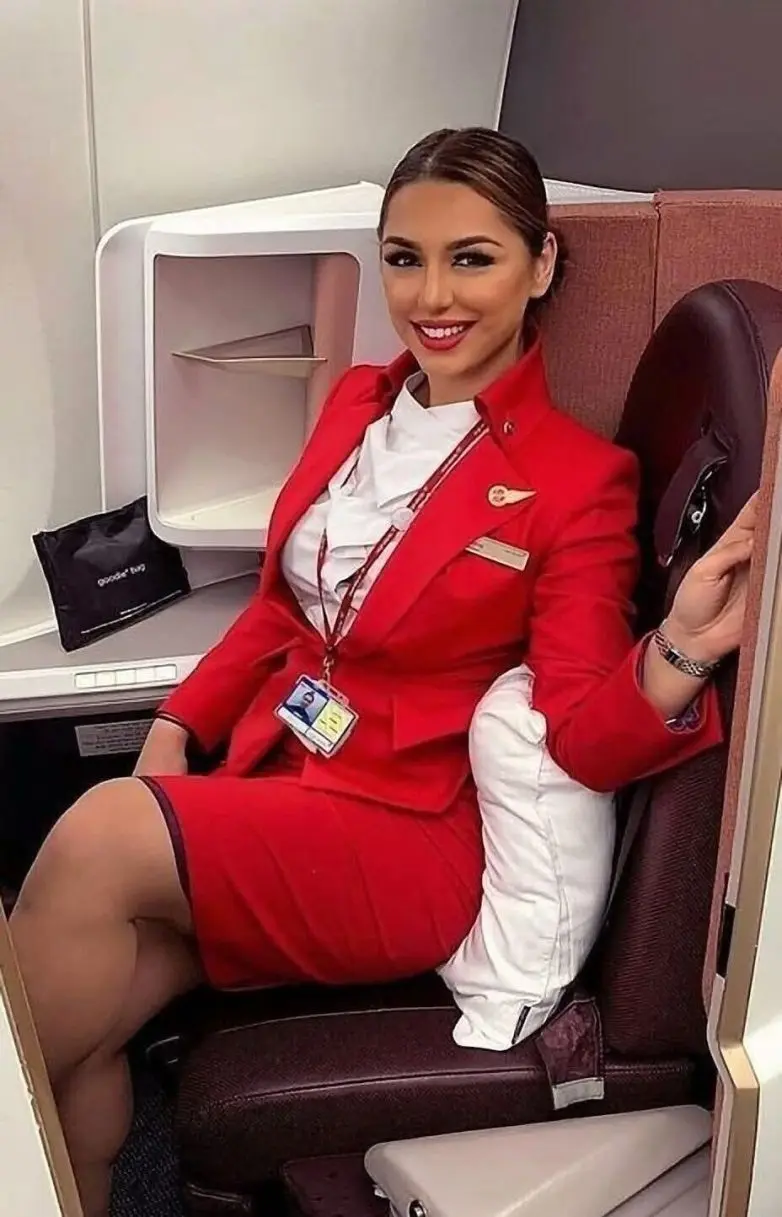 Улыбки на высоте: подборка фотографий бортпроводниц