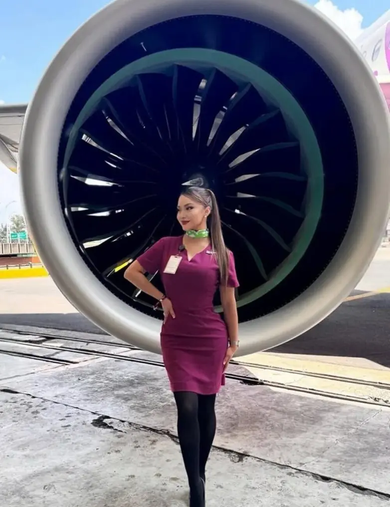 Улыбки на высоте: подборка фотографий бортпроводниц