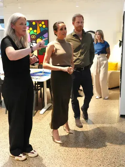 Меган Маркл в Австралии: замшевый бомбер и дань уважения местным дизайнерам