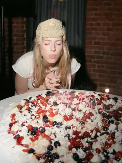 Софья Эрнст собрала друзей и детей на свой пасхальный день рождения