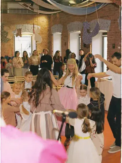 Софья Эрнст собрала друзей и детей на свой пасхальный день рождения