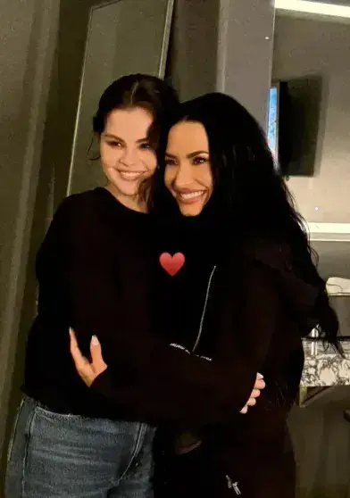 Долгожданное воссоединение: Селена Гомес и Деми Ловато встретились после 10 лет