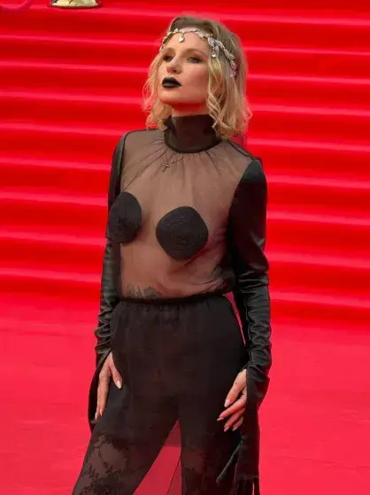 Германика на ММКФ: прозрачное платье, чёрная помада и скандальный фон