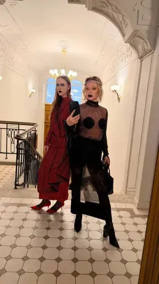 Германика на ММКФ: прозрачное платье, чёрная помада и скандальный фон