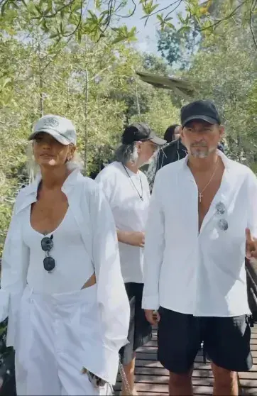 Собчак и Самойлова в круизе по местам Эскобара: джунгли, пляж и совместное видео