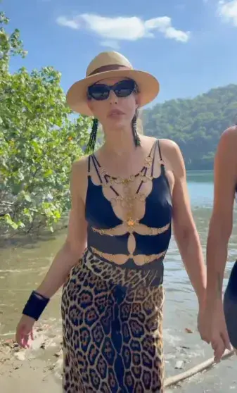 Собчак и Самойлова в круизе по местам Эскобара: джунгли, пляж и совместное видео