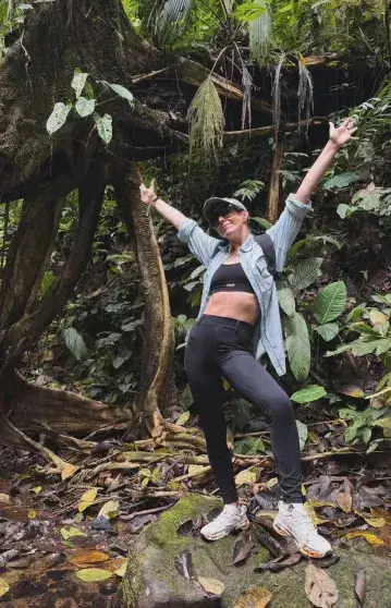 Собчак и Самойлова в круизе по местам Эскобара: джунгли, пляж и совместное видео