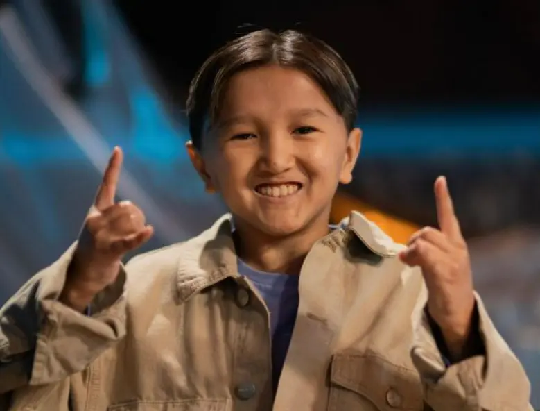 Комик в теле ребенка: как живет и борется с болезнью Элдос Алмазов