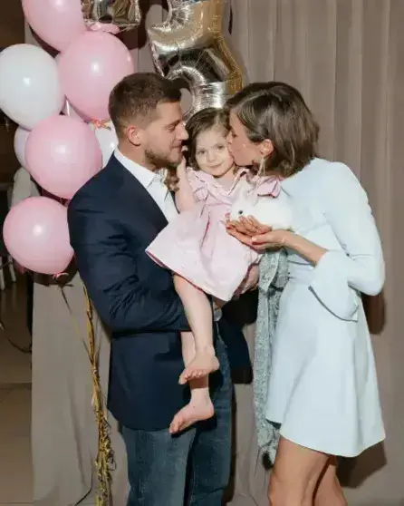 Свекровь Алексы в стихах поздравила внучку, которую не видит четыре года