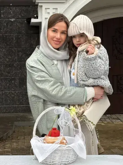 Свекровь Алексы в стихах поздравила внучку, которую не видит четыре года