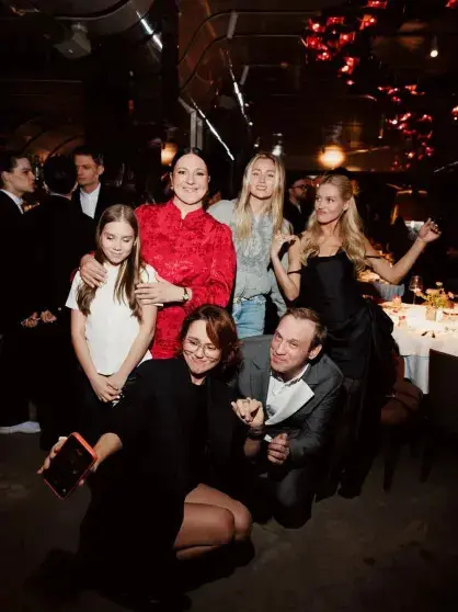 Кристина Асмус задула свечи на модном торте в свой день рождения