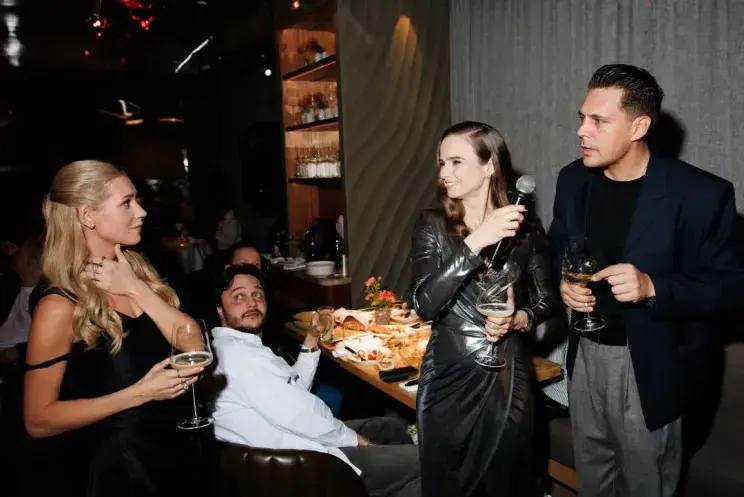 Кристина Асмус задула свечи на модном торте в свой день рождения