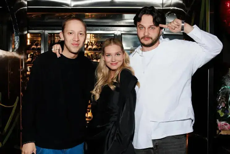 Кристина Асмус задула свечи на модном торте в свой день рождения