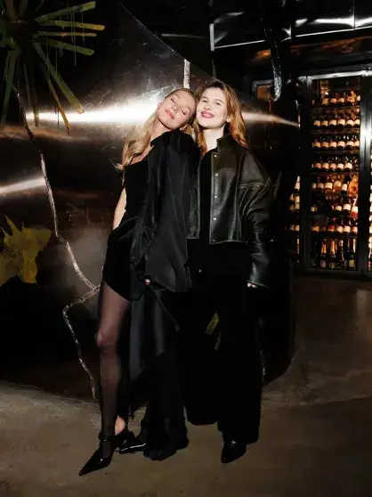 Кристина Асмус задула свечи на модном торте в свой день рождения