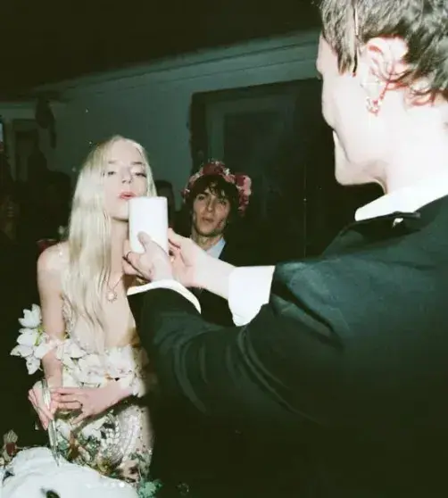 Аня Тейлор-Джой в архивном платье отпраздновала свой 30-й день рождения