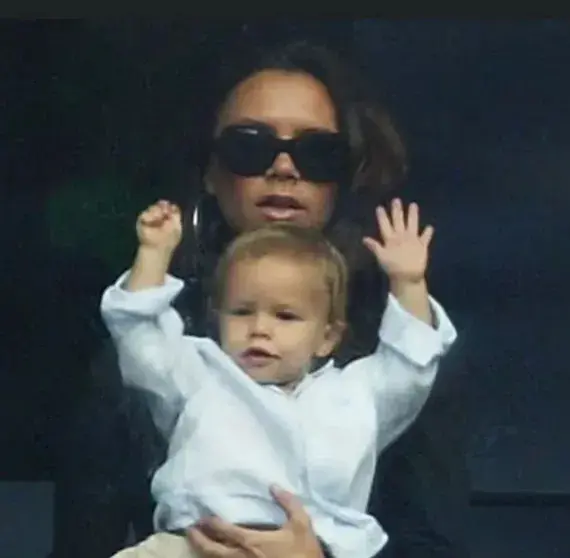 Виктории Бекхэм исполнилось 52: праздник в кругу семьи и молчание старшего сына