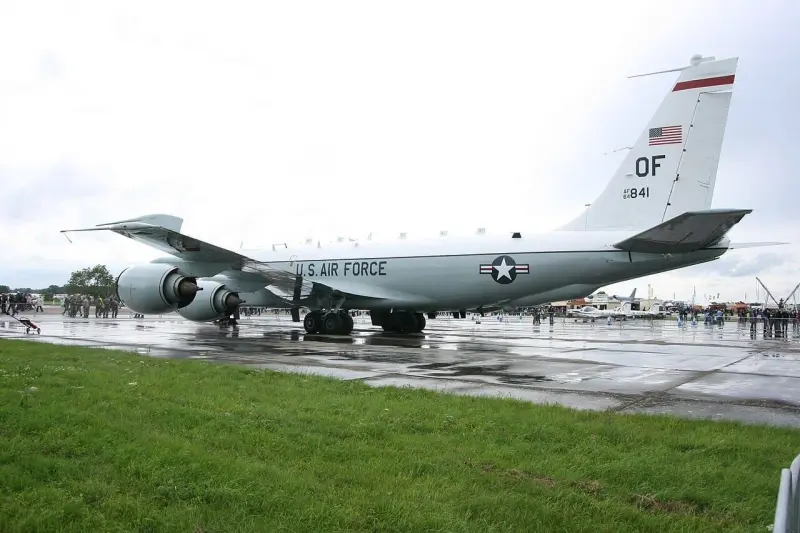 Круги вместо флагов: почему самолеты носят такие опознавательные знаки