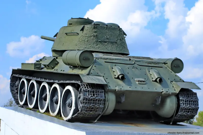 Легендарный Т-34-85 на бастионе: памятник танкистам в Великих Луках