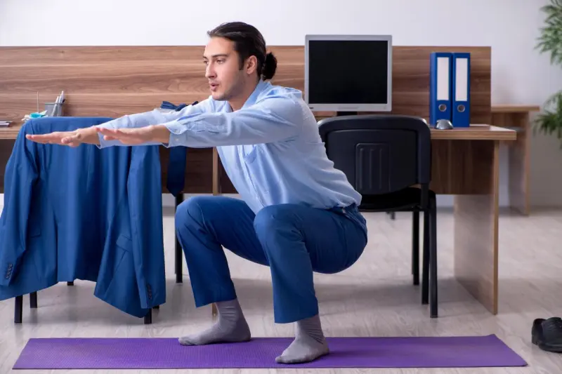 Что на самом деле полезнее: 10 тысяч шагов или 100 приседаний в день?