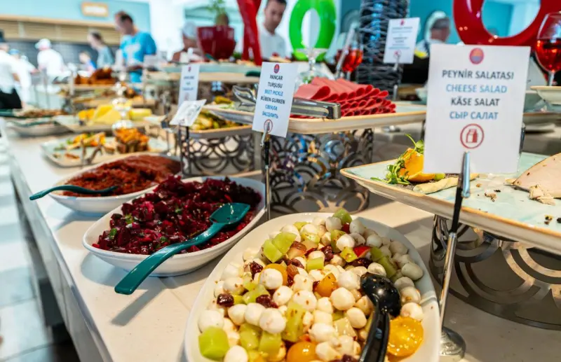 Как не дать кишечнику испортить отпуск: гид по борьбе с «животом путешественника»