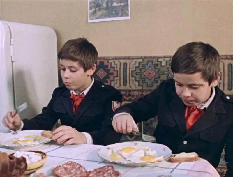 «Пока не доешь»: 6 советских пищевых привычек, которые портят фигуру