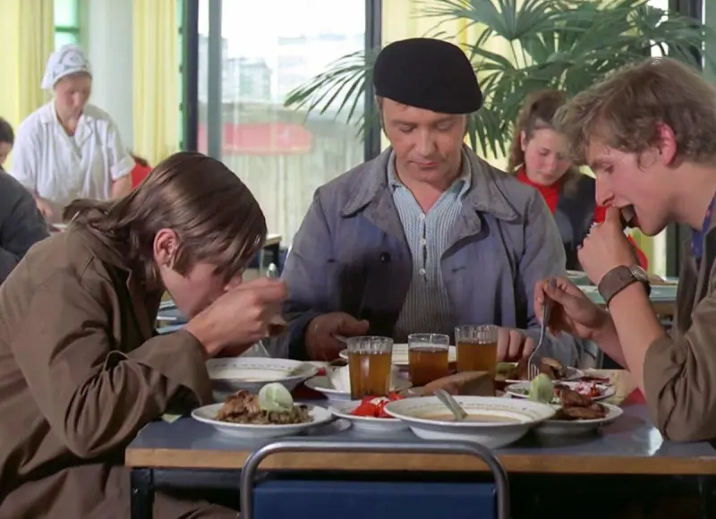 «Пока не доешь»: 6 советских пищевых привычек, которые портят фигуру