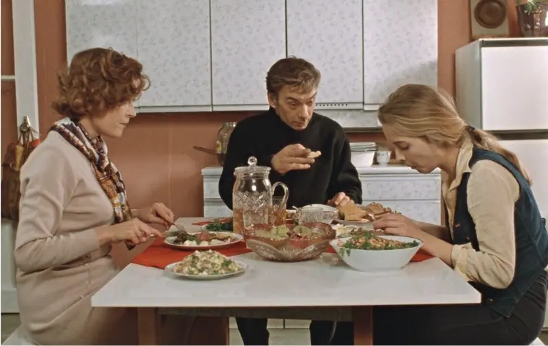 «Пока не доешь»: 6 советских пищевых привычек, которые портят фигуру