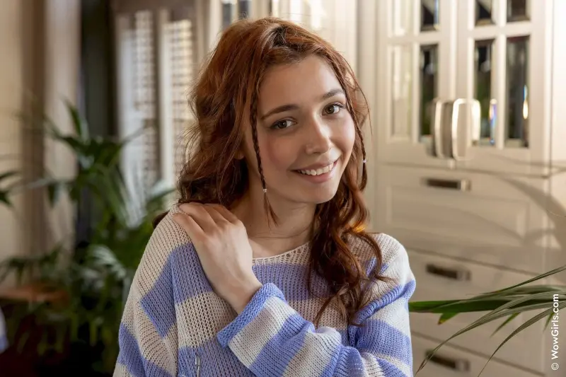 Огненная украинка с роскошным телом: дразнящий стриптиз и полное обнажение