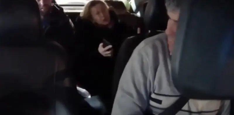 Бизнес-леди, пальто и плевок: как конфликт с таксистом стал вирусным скандалом