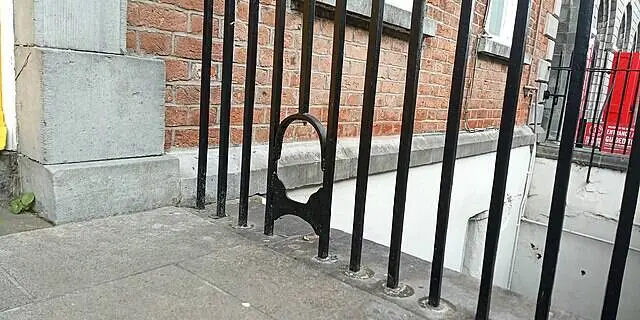 Загадочные железные скобы у дверей: что такое декроттуар и зачем он был нужен