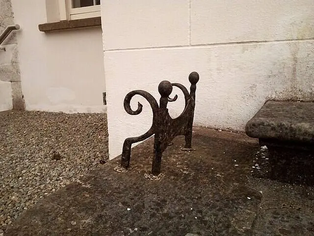 Загадочные железные скобы у дверей: что такое декроттуар и зачем он был нужен