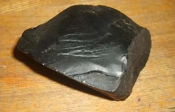 Черные зубы и смоляные лица: что жевали советские дети на стройках