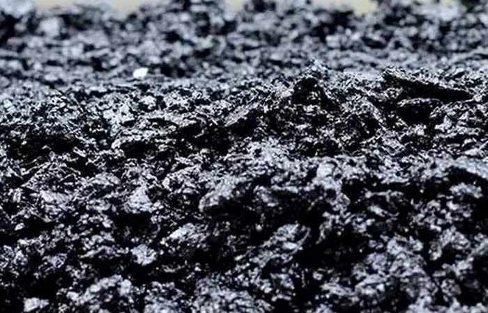 Черные зубы и смоляные лица: что жевали советские дети на стройках