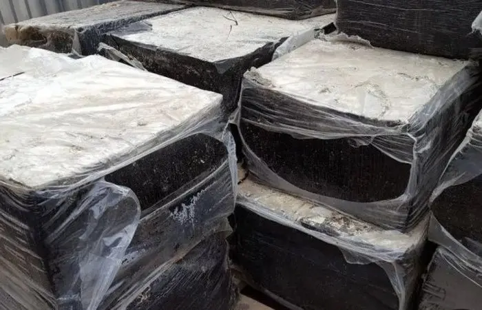 Черные зубы и смоляные лица: что жевали советские дети на стройках