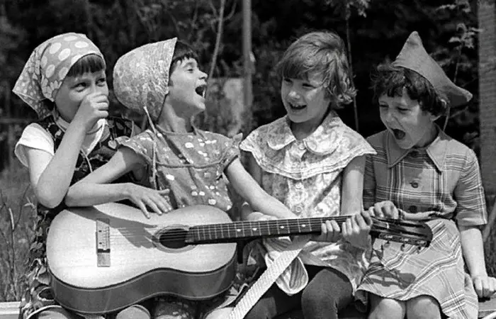 Черные зубы и смоляные лица: что жевали советские дети на стройках