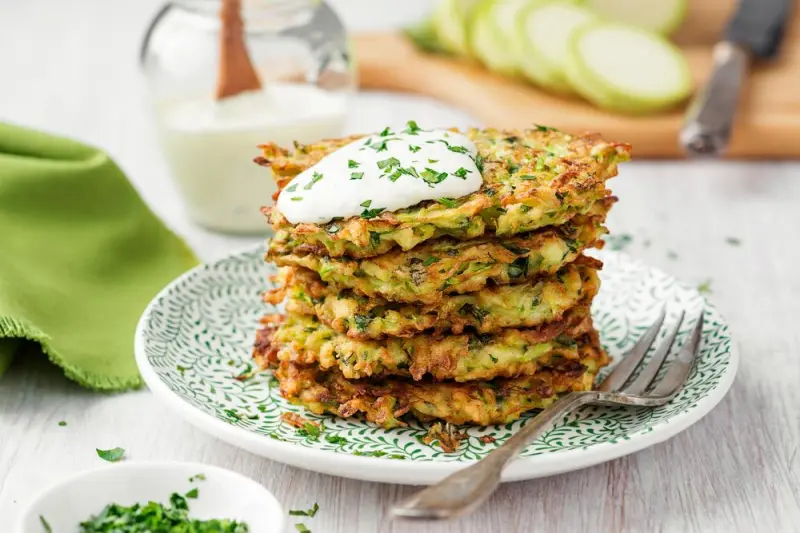 Кабачковые оладьи: универсальный рецепт для вкусного и полезного завтрака