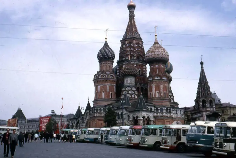 Автобусы на Васильевском спуске