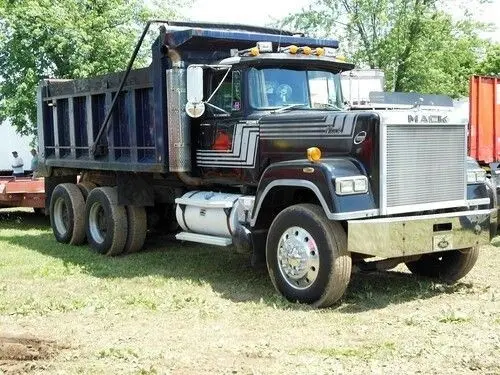 Самосвал Mack Superliner Самосвал Mack Superliner