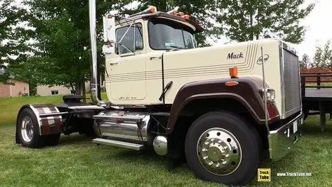 Двухосный Mack Superliner Двухосный Mack Superliner