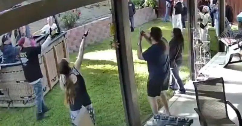 Нежданные гости с неба: воздушный шар приземлился на заднем дворе в Калифорнии