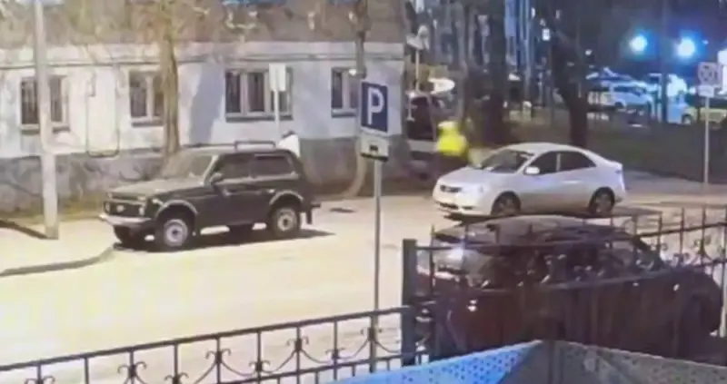 Курьер на электросамокате сорвал сумку у женщины в Москве