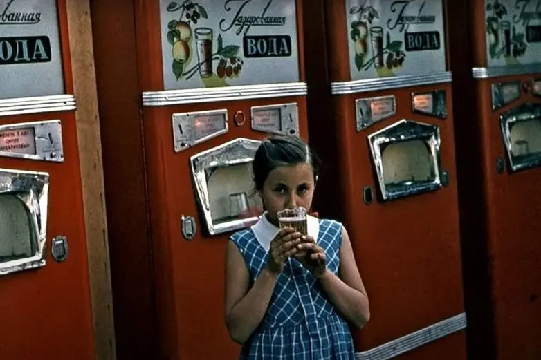 Шипучка сквозь века: Как лимонад прошел путь от царских палат до уличных автоматов