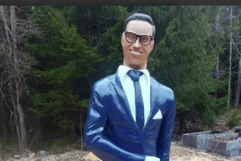 Президент в роли огородного пугала: финн создал деревянную скульптуру лидера