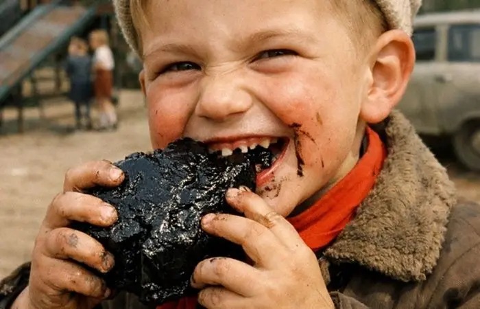 Черные зубы и лица: зачем дети в СССР жевали битум