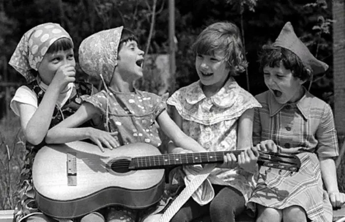 Черные зубы и лица: зачем дети в СССР жевали битум