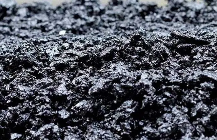 Черные зубы и лица: зачем дети в СССР жевали битум