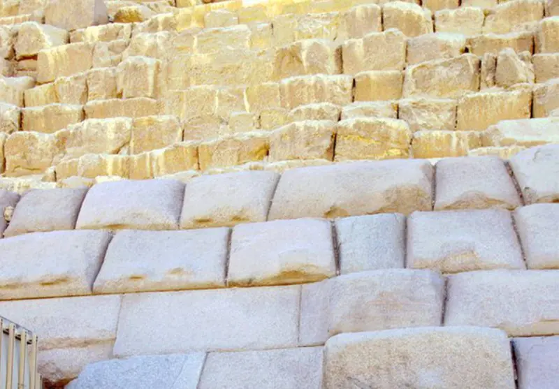 Блестящая тайна: зачем пирамиды Гизы были гладкими и куда делась их облицовка