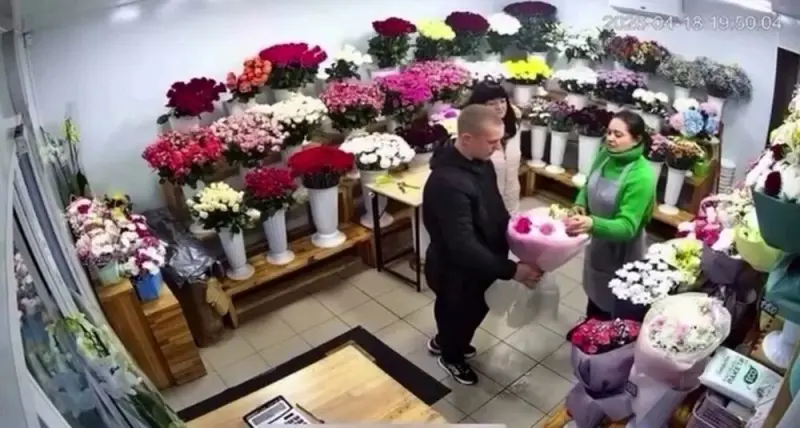 Хитрый вор прикинулся покупателем и сбежал с букетом из цветочной лавки