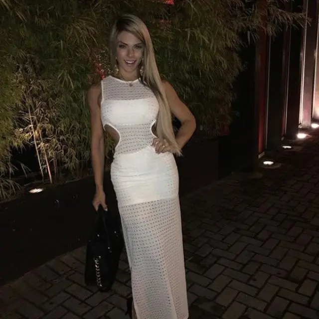 Девушки в платьях: 21 ироничный кадр о том, как струящийся шифон превращает улицу в подиум