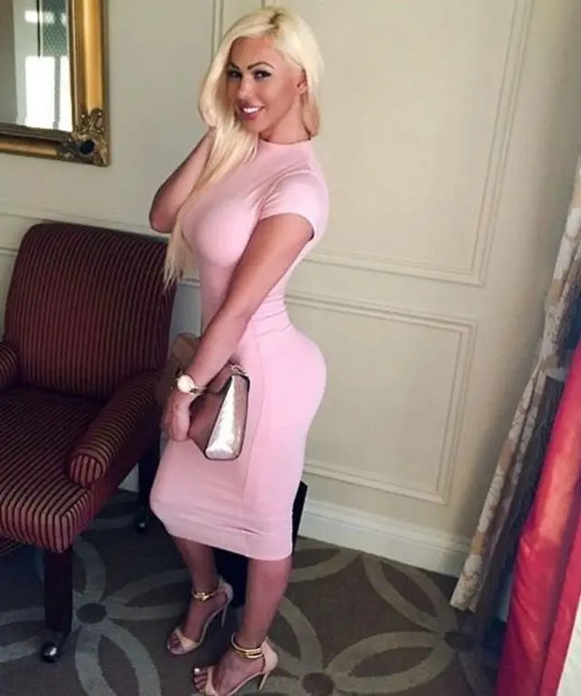 Девушки в платьях: 21 ироничный кадр о том, как струящийся шифон превращает улицу в подиум